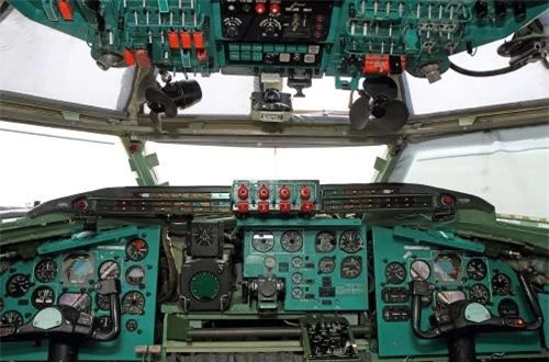 Dù được nâng cấp sâu về vũ khí, động cơ nhưng cabin Tu-95 vẫn là công nghệ những năm 1950. 