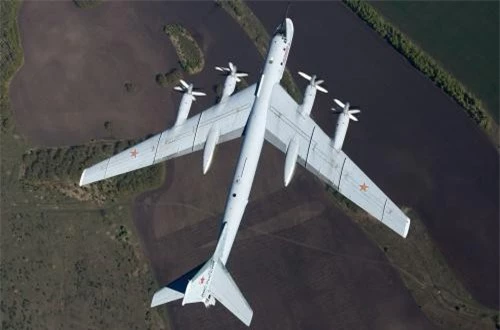 Thật vậy, kể cả khi thế giới giờ đây chỉ ưa chuộng máy bay động cơ phản lực thì Tu-95 vẫn được Không quân Nga tin tưởng tới tận hôm nay. Mà đó là còn chưa kể họ có ý định giữ Tu-95 tới tận năm 2040 mới cho chúng được về hưu.