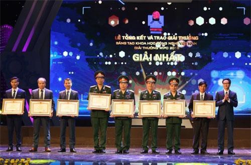 Phó Thủ tướng trao bằng khen 4 công trình khoa học xuất sắc