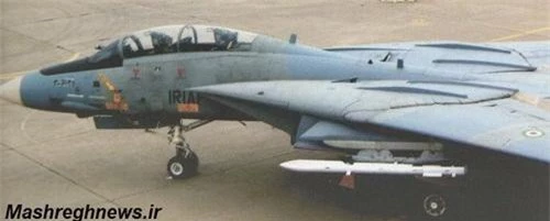 Tên lửa không đối không R-27 dưới cánh tiêm kích F-14 của Iran