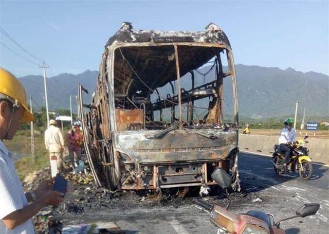 Khánh Hòa: Ô tô giường nằm bất ngờ bốc cháy, hàng chục hành khách thoát chết