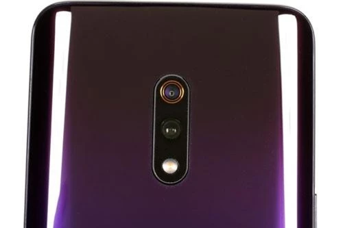 Bộ đôi camera của Realme X có độ phân giải 48 MP, khẩu độ f/1.7 cho khả năng lấy nét theo pha và cảm biến phụ 5 MP, f/2.4 giúp chụp ảnh xóa phông. Bộ đôi này được trang bị đèn flash LED, quay video 4K tốc độ 30 khung hình/giây hoặc video siêu chậm 720p với tốc độ 960 khung hình/giây. 