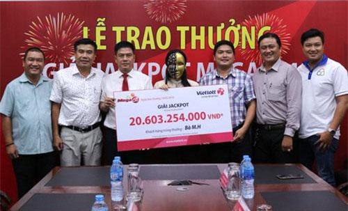 Một phụ nữ mua 40.000 đồng vé số và trúng độc đắc hơn 20 tỷ đồng