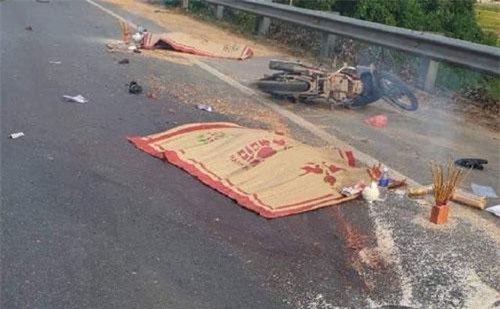 Quảng Bình: Xe tải "tông" xe máy, 2 người tử vong tại chỗ