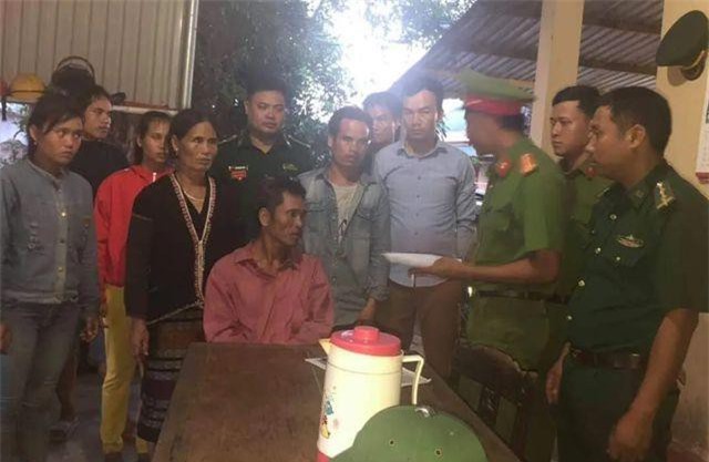  Quảng Trị: Lạ lùng người đàn ông cầm dao, định nhảy cầu tự tử