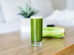 Trào lưu uống nước ép cần tây để giảm cân, làm đẹp da: Chuyên gia nhắc điều phải nhớ trước khi làm, 2 đối tượng này không được uống