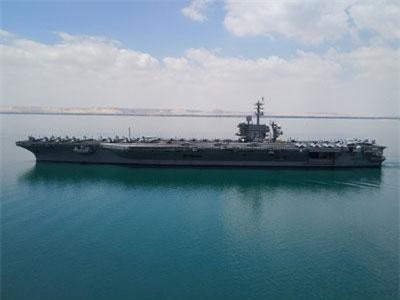 Kh&#xF4;ng ng&#xE1;n t&#xEA;n l&#x1EED;a Iran, t&#xE0;u s&#xE2;n bay M&#x1EF9; th&#x1EB3;ng ti&#x1EBF;n v&#xE0;o eo bi&#x1EC3;n Hormuz