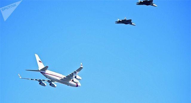 6 “Bóng ma bầu trời” Su-57 hộ tống máy bay chở Tổng thống Putin