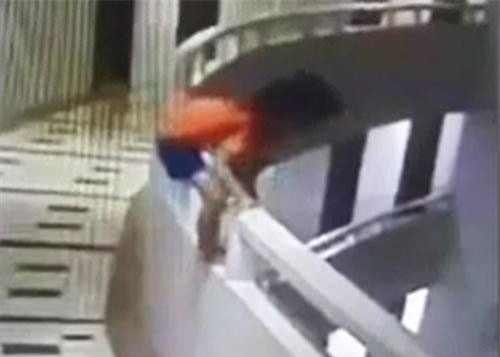 CLIP: Bé gái 5 tuổi sống sót thần kỳ khi rơi từ tầng 11 xuống đất