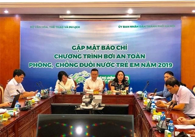 gặp mặt báo chí thông tin về Chương trình Bơi an toàn, phòng, chống đuối nước trẻ em năm 2019. 