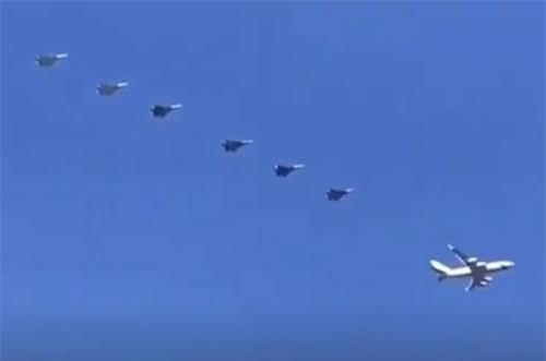 CLIP HOT (15/5): Cận cảnh dàn 'vệ binh' khủng hộ tống Tổng thống Putin, báo đốm nếm 'trái đắng' khi đụng độ chó săn