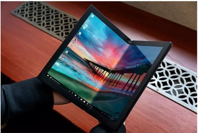 Choáng: Lenovo trình diễn chiếc laptop màn hình gập - Ảnh 1.