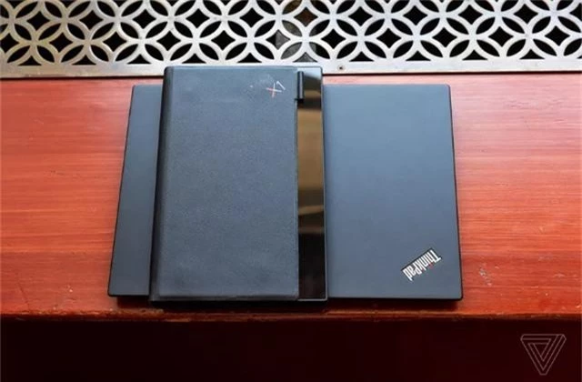 Choáng: Lenovo trình diễn chiếc laptop màn hình gập - Ảnh 3.