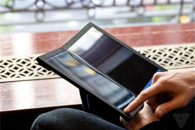 Choáng: Lenovo trình diễn chiếc laptop màn hình gập - Ảnh 6. Choáng: Lenovo trình diễn chiếc laptop màn hình gập - Ảnh 6.
