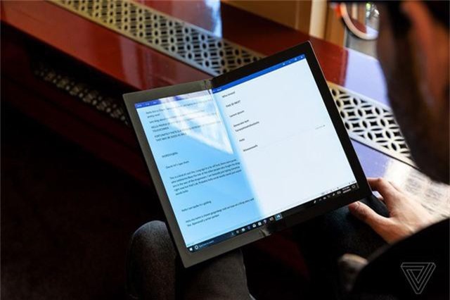 Choáng: Lenovo trình diễn chiếc laptop màn hình gập - Ảnh 7. Choáng: Lenovo trình diễn chiếc laptop màn hình gập - Ảnh 7.
