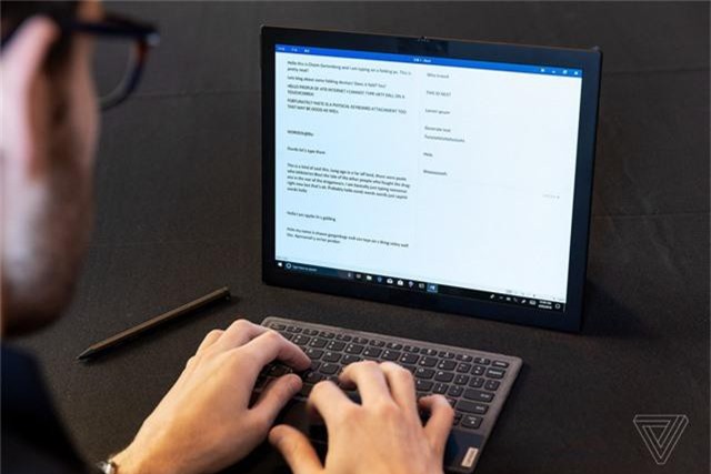 Choáng: Lenovo trình diễn chiếc laptop màn hình gập - Ảnh 8. Choáng: Lenovo trình diễn chiếc laptop màn hình gập - Ảnh 8.