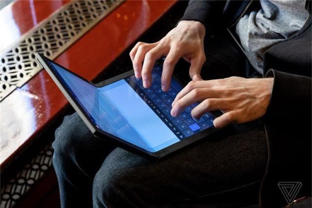 Choáng: Lenovo trình diễn chiếc laptop màn hình gập - Ảnh 9. Choáng: Lenovo trình diễn chiếc laptop màn hình gập - Ảnh 9.