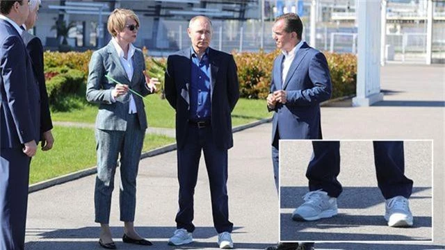 Đôi giày thời thượng gây chú ý của Tổng thống Putin - 1