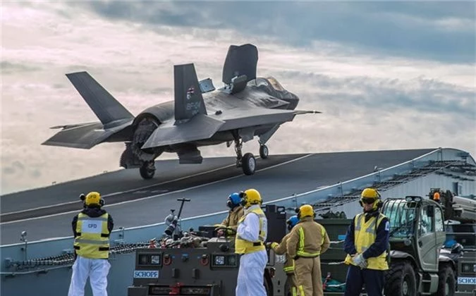 F-35 My lan dau tien ha canh len tau san bay nuoc ngoai