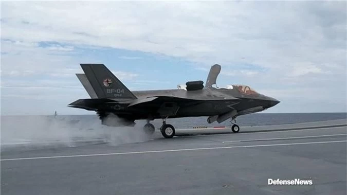 F-35 My lan dau tien ha canh len tau san bay nuoc ngoai-Hinh-2