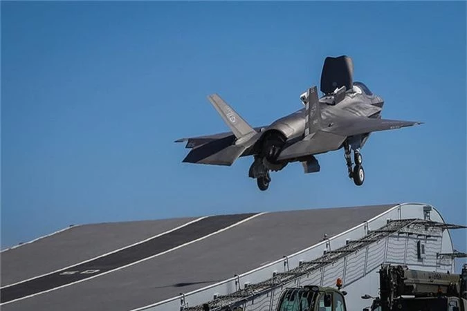 F-35 My lan dau tien ha canh len tau san bay nuoc ngoai-Hinh-3