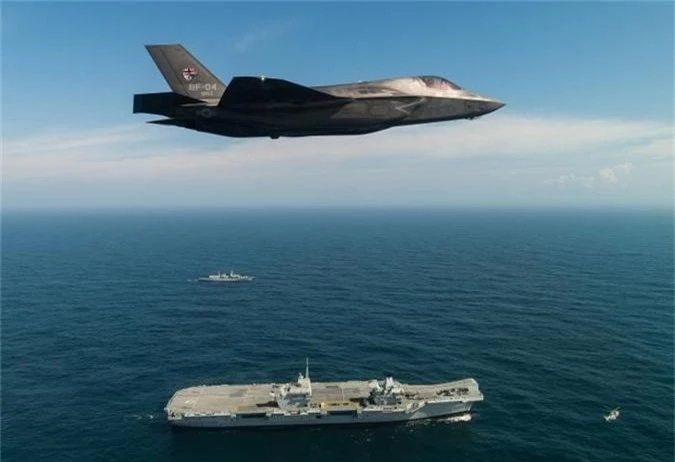 F-35 My lan dau tien ha canh len tau san bay nuoc ngoai-Hinh-4