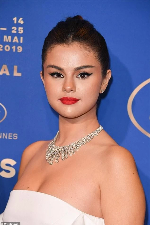 Lộng lẫy đi dự tiệc tối hậu Cannes, Selena Gomez khiến dân tình tá hỏa với gương mặt trắng phớ và chân thô - Ảnh 3.