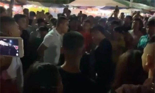 Nghệ sĩ Việt bị ném ghế, tạt nước, giang hồ đuổi đánh khi hát hội chợ - 1