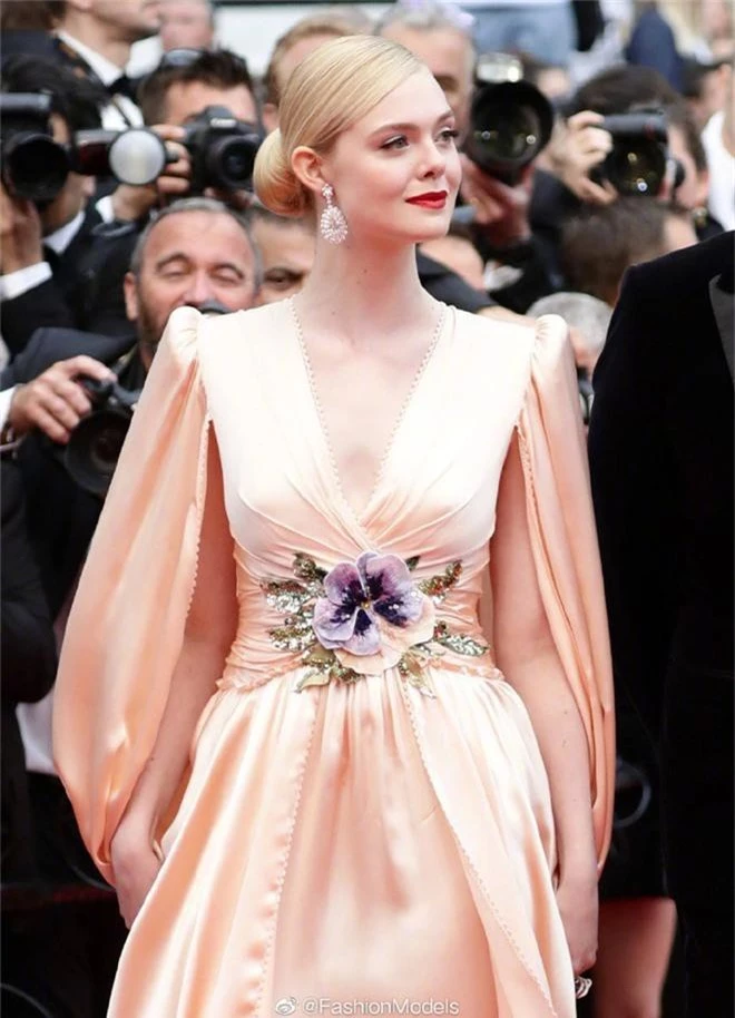 Thảm đỏ LHP Cannes 2019: Selena bức thở với vòng 1 khủng, Ella Fanning như bà hoàng bên dàn siêu mẫu Victorias Secret - Ảnh 11.