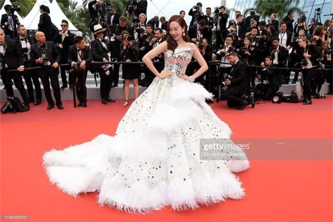 Thảm đỏ LHP Cannes 2019: Selena bức thở với vòng 1 khủng, Ella Fanning như bà hoàng bên dàn siêu mẫu Victorias Secret - Ảnh 24.