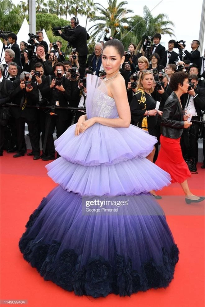 Thảm đỏ LHP Cannes 2019: Selena bức thở với vòng 1 khủng, Ella Fanning như bà hoàng bên dàn siêu mẫu Victorias Secret - Ảnh 33.