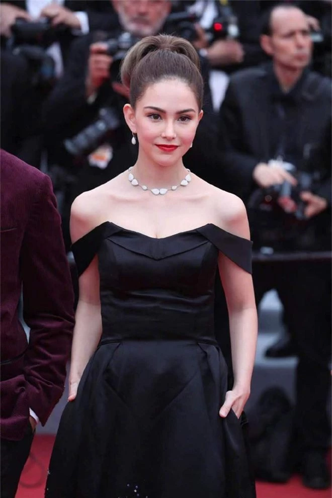 Thảm đỏ LHP Cannes 2019: Selena bức thở với vòng 1 khủng, Ella Fanning như bà hoàng bên dàn siêu mẫu Victorias Secret - Ảnh 37.