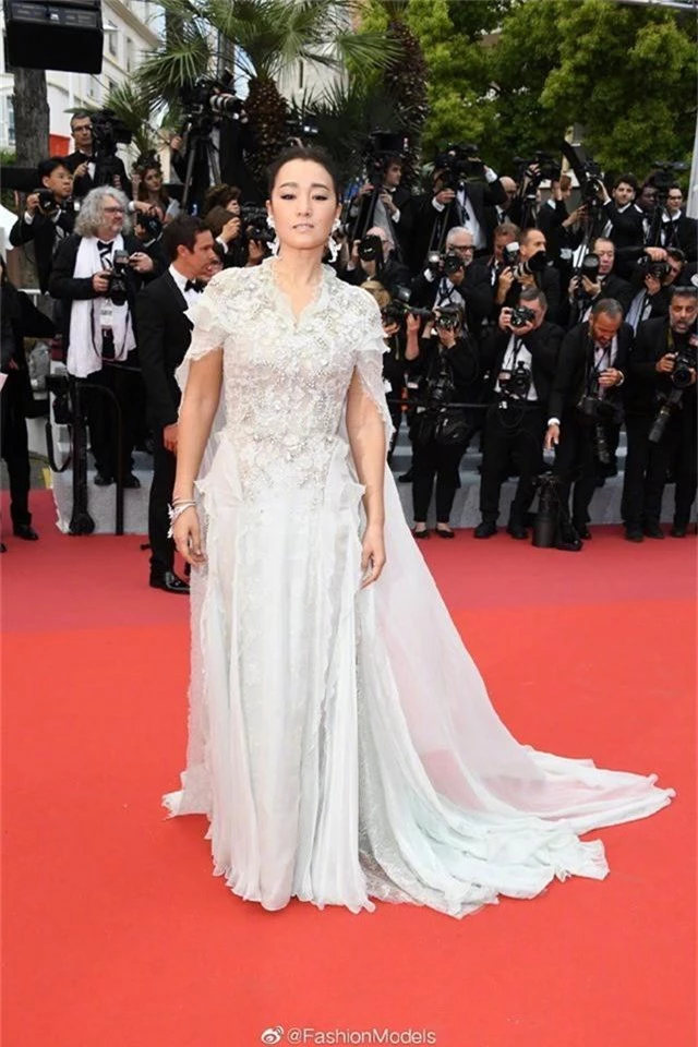 Thảm đỏ LHP Cannes 2019: Selena bức thở với vòng 1 khủng, Ella Fanning như bà hoàng bên dàn siêu mẫu Victorias Secret - Ảnh 41.