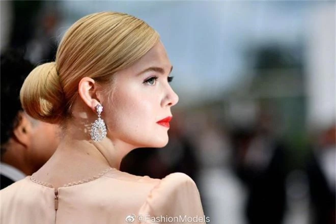 Thảm đỏ LHP Cannes 2019: Selena bức thở với vòng 1 khủng, Ella Fanning như bà hoàng bên dàn siêu mẫu Victorias Secret - Ảnh 7.