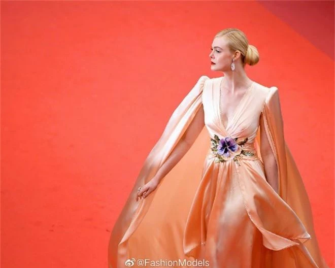 Thảm đỏ LHP Cannes 2019: Selena bức thở với vòng 1 khủng, Ella Fanning như bà hoàng bên dàn siêu mẫu Victorias Secret - Ảnh 9.