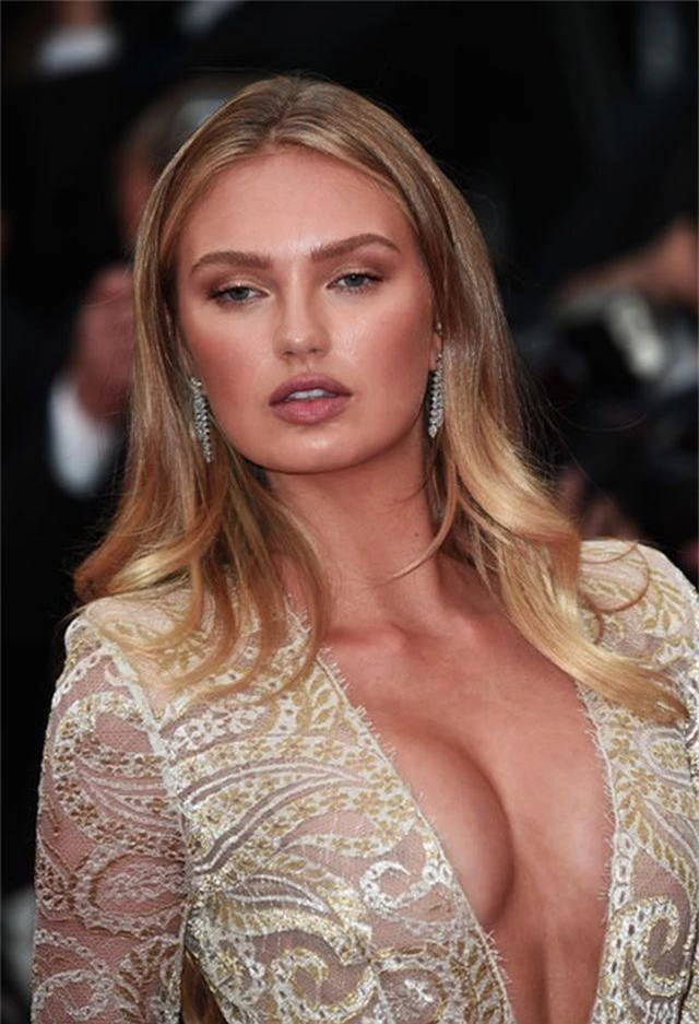 Thiên thần nội y Romee Strijd sexy trên thảm đỏ - 11