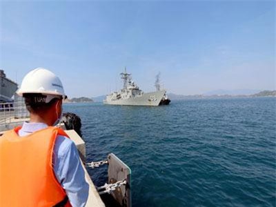 Cam Ranh đón tàu chiến lớn nhất Australia