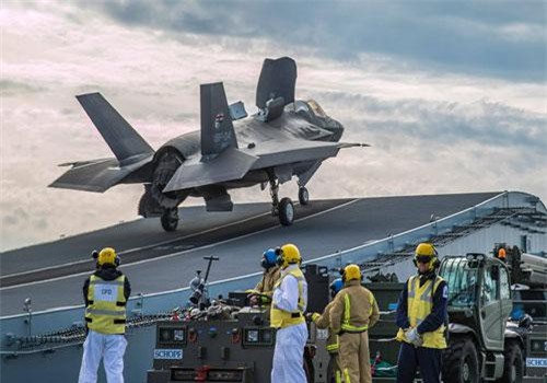 F-35 Mỹ lần đầu tiên hạ cánh lên tàu sân bay nước ngoài