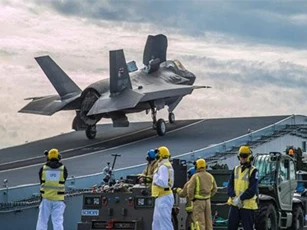 F-35 Mỹ lần đầu tiên hạ cánh lên tàu sân bay nước ngoài