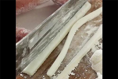 Clip: Hai bí kíp nhào bột làm bánh canh bột lọc và bánh canh bột gạo ngon đúng chuẩn