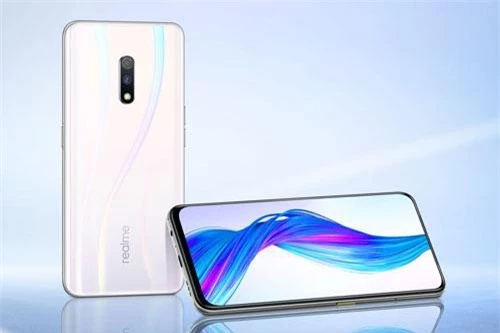 Sức mạnh phần cứng của Realme X đến từ vi xử lý Qualcomm Snapdragon 710 (sản xuất trên tiến trình 10nm) lõi 8 với xung nhịp tối đa 2,2 GHz, GPU Adreno 616. RAM 4 GB/ROM 64 GB, RAM 6 GB/ROM 64 GB hoặc RAM 8 GB/ROM 128 GB, không có khay cắm thẻ microSD. Hệ điều hành Android 9.0 Pie, được tùy biến trên giao diện ColorOS 6.0.