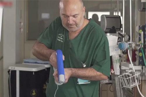 Cận cảnh cây súng phun da nhân tạo chữa bỏng không gây đau đớn