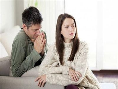 Ngày sinh nhật chồng, tôi ngơ ngác khi chồng và sếp phô bày âu yếm thân mật, hỏi thì anh thú nhận hết thảy khiến tôi sửng sốt