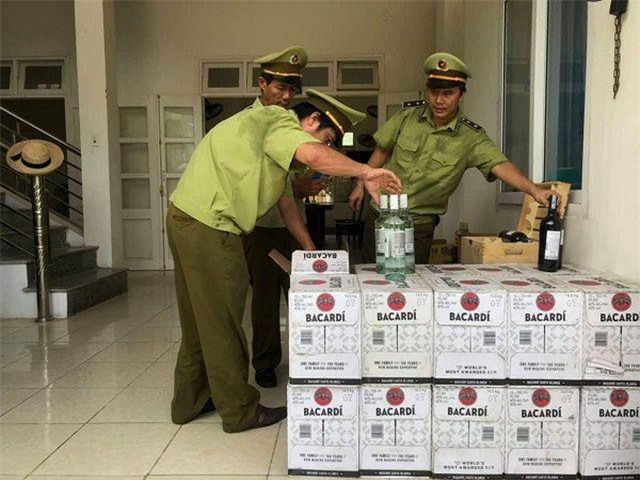 Quảng Bình: Bắt giữ gần 400 chai rượu ngoại nhập lậu