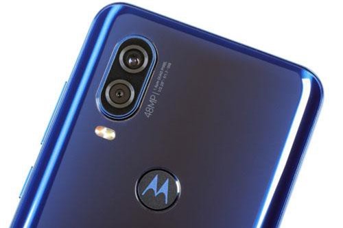 Smartphone màn hình đục lỗ, chip Exynos 9609, camera kép, giá ‘chát’