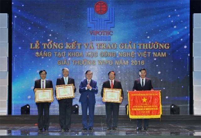 Ông Phạm Thành Công - Chủ tịch Tập đoàn GFS (ngoài cùng bên trái) nhận bằng khen của Thủ tướng Chính phủ