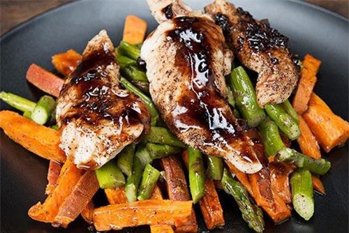 Clip: Cách ướp gà nướng măng tây cho vị thơm nhẹ, thấm, ngon đến từng miếng