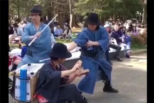 Chiến binh samurai đổi nghề nhặt rác gây chú ý ở Nhật Bản