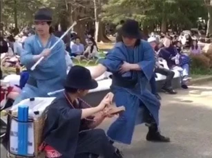Chiến binh samurai đổi nghề nhặt rác gây chú ý ở Nhật Bản