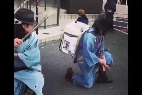 Clip: Samurai Nhật Bản ra tay dùng kiếm nhặt rác một cách điêu luyện